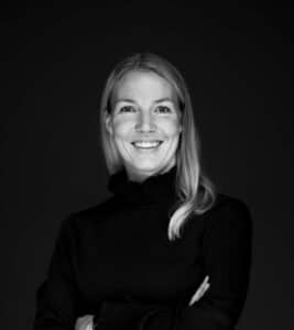 Portrait of Anne Bergsagel, Head of Operations at Izomax, alongside her testimonial about Business Online.
