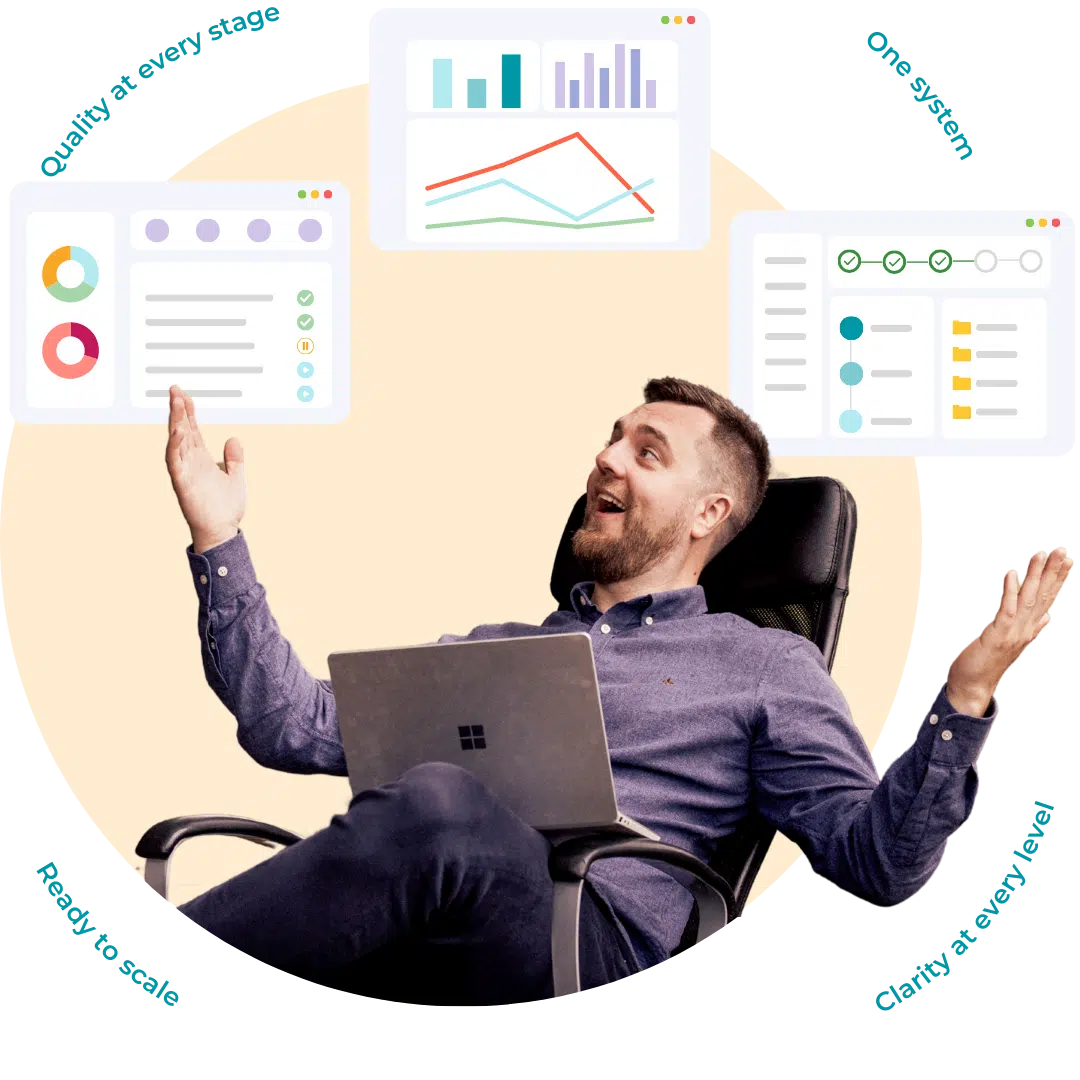 Smilende mann i kontorstol med laptop, omgitt av mockups og verdibudskap fra Business Online-plattformen.