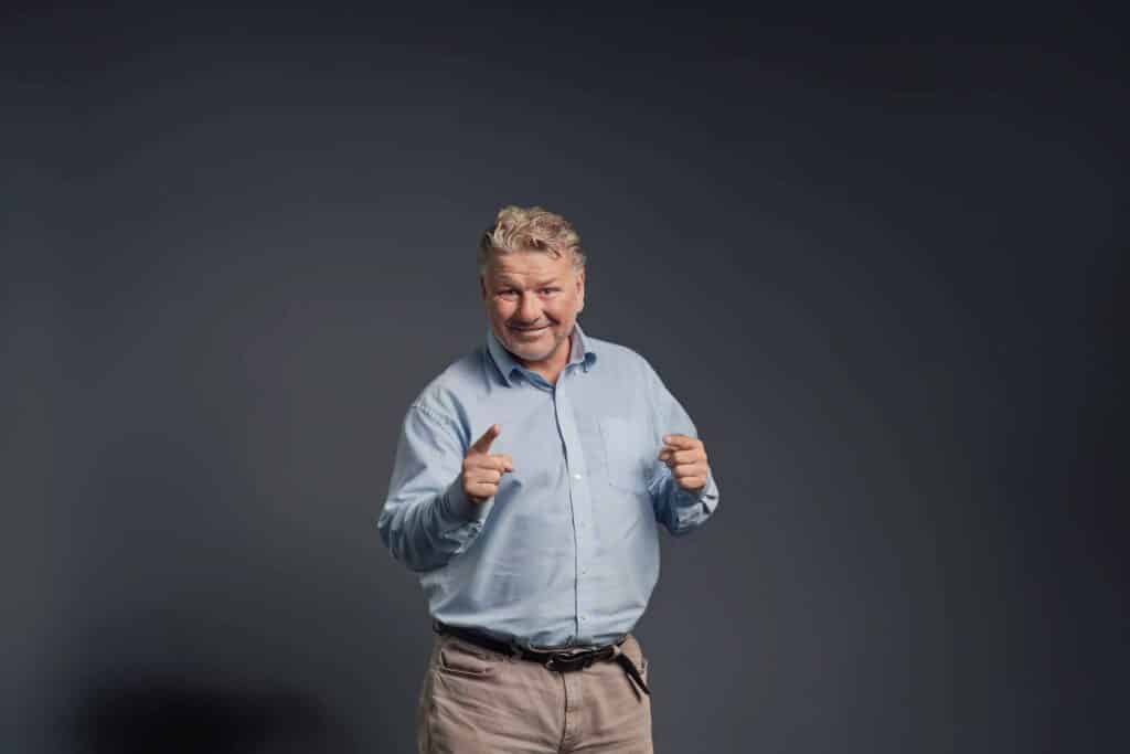 Hva koster ISO-sertifisering? Spesialrådgiver John Klemetsen i Business Online peker mot kamera